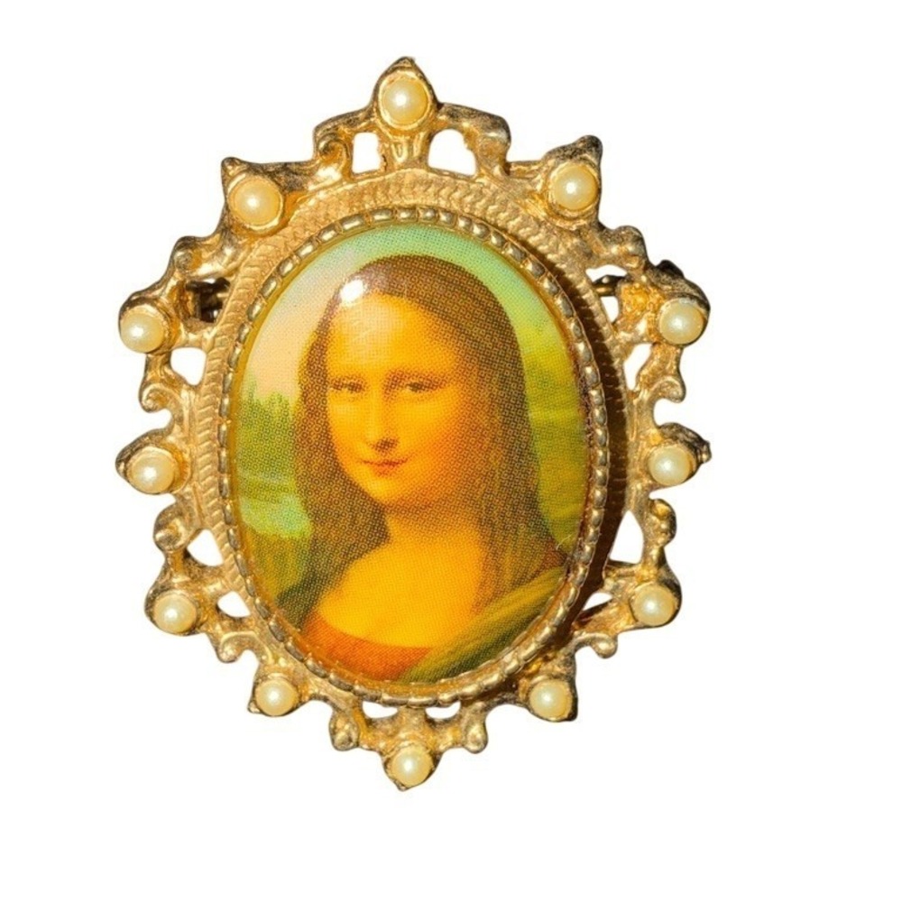Sarah Coventry Vintage Mona Lisa Cameo Brooch Pin Gold Tone Faux Pearl